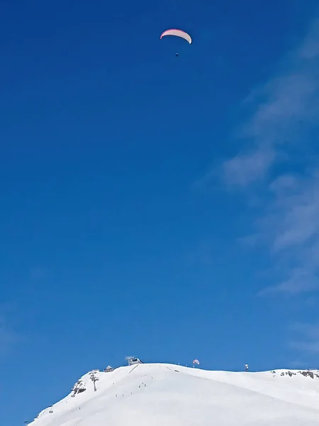 Majestic Χιονισμένες Κορυφές Τοπίο Και Μπλε Ουρανό Skydivers — Φωτογραφία Αρχείου