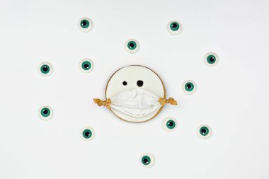 Jack Skellington 'ın tuhaf el yapımı kurabiye suratlı, beyaz arka planda kocaman gözleri olan hali. Cadılar Bayramı süslemeleri ve ikramlar