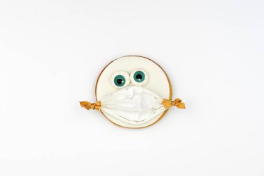 Jack Skellington 'ın tuhaf el yapımı kurabiye suratlı, beyaz arka planda kocaman gözleri olan hali. Cadılar Bayramı süslemeleri ve ikramlar