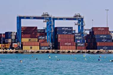 Birzebbuga, Malta 'da 24 Mart 2019' da yükleme ya da boşaltma için limanda bekleyen istiflenmiş kargo konteynerleri.