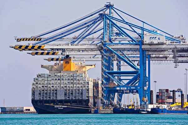 港口活动 大型集装箱船在港口码头卸货装卸 集装箱船卸下和装载马耳他比尔泽布加港的货物 2019年3月24日 — 图库照片