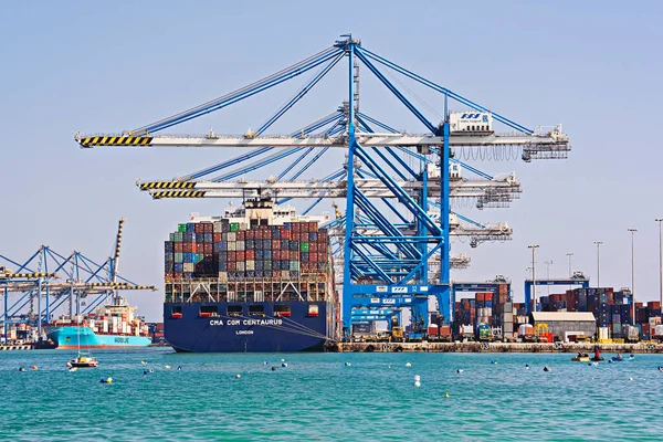 港の活動 大きなコンテナ船の放電とフリーポートターミナルにロードします マルタのBirzebbugaのコンテナ船荷役港 3月24 2019 — ストック写真