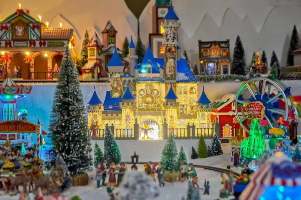 Miniature Castle Ferris Wheel Carousel Toy People Winter Park Christmas — Fotografia de Stock