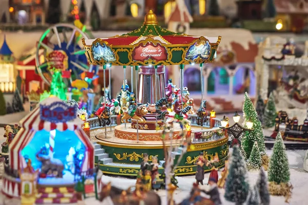 Веселая Миниатюрная Карусель Игрушечными Людьми Зимнем Парке Время Рождественского Базара — стоковое фото