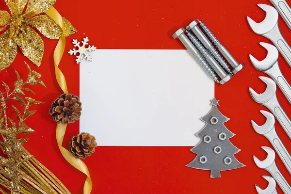 Leere Weihnachtskarte Auf Rotem Hintergrund Mit Werkzeugen Stockfoto