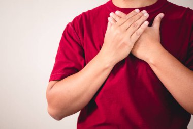 Kendini sevdiğinin işareti. Kendiniz kucaklayın ve olumlu düşünün. Orta ölçekli kırmızı gömlekli adam. İletiler, kelimeler ve metinler için boşluk kopyala.