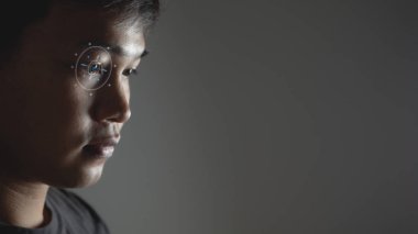 Göz tarama teknolojisi göz bilimi konsepti. Vizyon testi. Gösterişsiz fotoğraf. Yan görünüm.