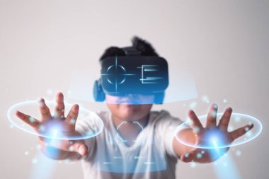 Evde, çocuk sanal gerçeklik kutusu VR kullanıyor. Meta evren konsepti. Gelecek için yeni moda teknolojisi. Tecrübe edinmek kolay. Bu çekim ellere odaklı..
