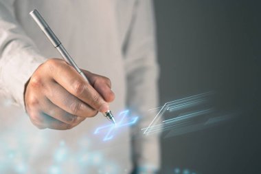 Sağlık sigortası konsepti. Adam çevrimiçi anlaşma imzalamak için bir kalem hazırlıyor. Bu atış ele odaklıydı..