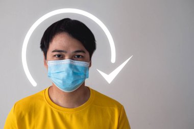 Tıbbi maske doğru şekilde takılıyor. Küresel koronavirüs salgınını koruma. Bu hastalığın diğer adı COVID-19. Metin için alanı kopyala.