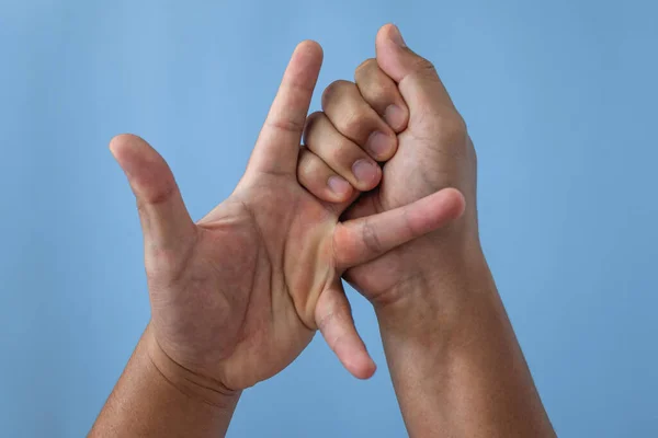 Kontorssyndromet Långfingret Masseras Och Sträcks Efter Arbetet Närbild Skott Isolera — Stockfoto