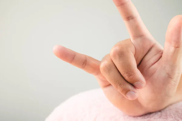 Mano Con Signo Amor Rosa Almohada Esponjosa Concepto San Valentín — Foto de Stock