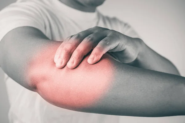 Ferimento Cotovelo Por Ténis Golfe Homem Usa Dedos Para Massajar — Fotografia de Stock