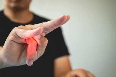 Ofis sendromu konsepti. Yüzük parmağı masajdan sonra gerilir. Yakın çekim..