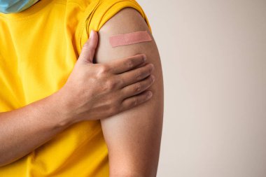 Birisi Coronavirus aşısı ve COVID-19 yan etki desteği alıyor. Metin ve grafik için boşluk kopyala.