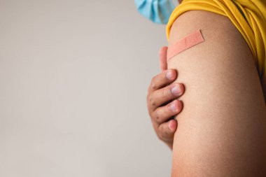 Birisi Coronavirus aşısı ve COVID-19 yan etki desteği alıyor. Metin ve grafik için boşluk kopyala.