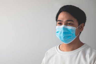 Tıbbi maske doğru şekilde takılıyor. Küresel koronavirüs salgınını koruma. Bu hastalığın diğer adı COVID-19. Metin için alanı kopyala.