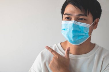 Tıbbi maske doğru şekilde takılıyor. Küresel koronavirüs salgınını koruma. Bu hastalığın diğer adı COVID-19. Metin için alanı kopyala.
