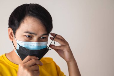 Çifte maske, ilk maskenin sığma ve filtrelenmesini kolaylaştırır. Küresel koronavirüs salgınını koruma. Bu hastalığın diğer adı COVID-19. Metin için alanı kopyala.