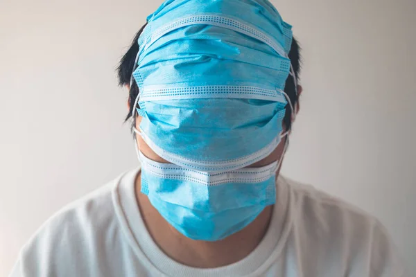 正しい方法で身に着けている医療用マスク しかし 彼はそれらを冗長的に使用します コロナウイルスの世界的なパンデミックを保護する この病気の別名はCovid 19です テキストのコピースペース — ストック写真