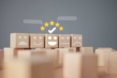 Kontrol edilen tahta blokta beş yıldızlı bir gülümseme vardır. Mükemmel bir iş ve müşteri için en iyi hizmeti gösteriyor. Değerlendirme ve tatmin kavramı.