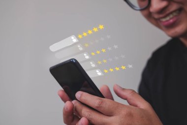 İnsan Kaynakları Müdürü iş için en iyi kişiyi bulmak için akıllı telefonu kullanıyor. Sanal ekran ile orta ölçekli yakın çekim.