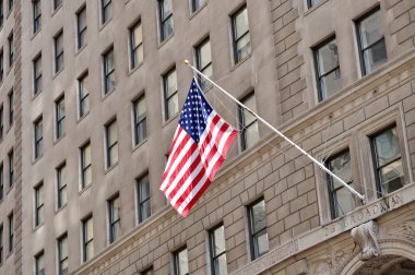 Drapeau des états unis sur une facade