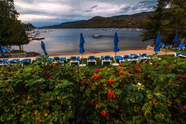Dağlı göldeki tatil köyü.