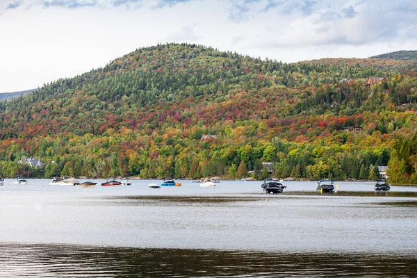 Dağlı göldeki tatil köyü.