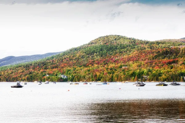 O resort no lago com montanhas — Fotografia de Stock