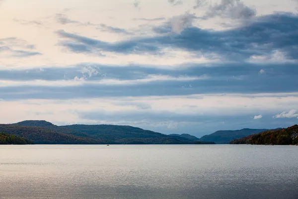 Der Ferienort am See mit Bergen — Stockfoto