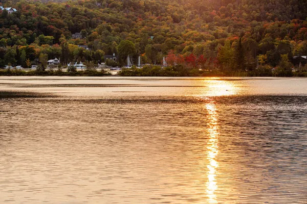 O resort no lago com montanhas — Fotografia de Stock