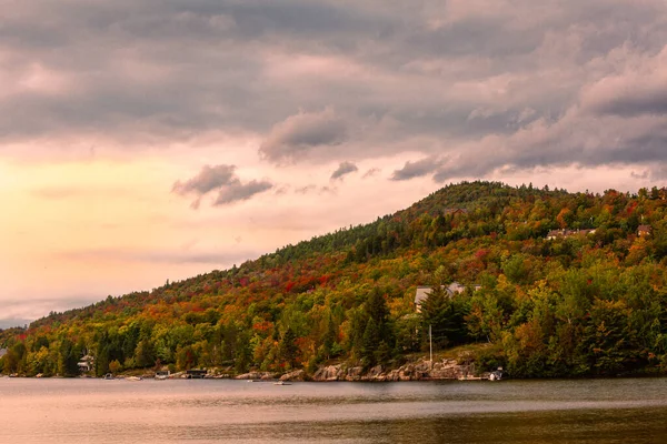 Dağlı göldeki tatil köyü.