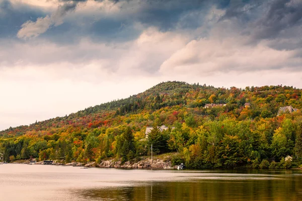 Der Ferienort am See mit Bergen — Stockfoto