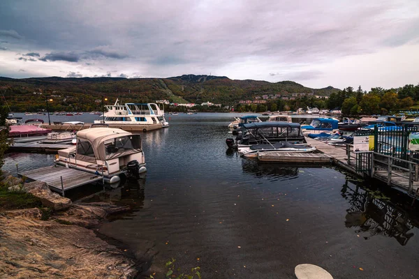 Dağlı göldeki tatil köyü.