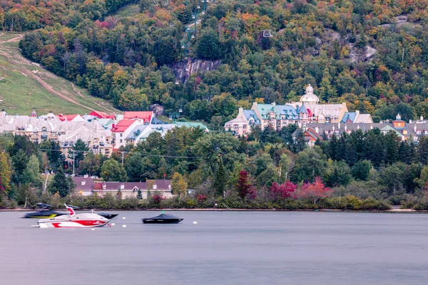 Dağlı göldeki tatil köyü.