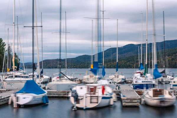 Dağlı göldeki tatil köyü.