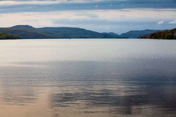 Der Ferienort am See mit Bergen Stockfoto