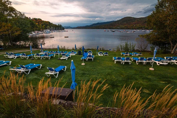 Der Ferienort am See mit Bergen lizenzfreie Stockbilder