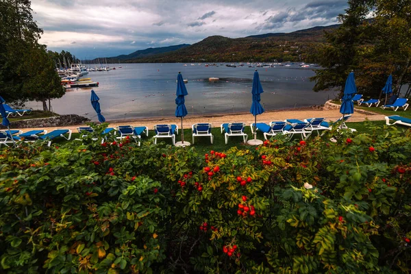 Der Ferienort am See mit Bergen Stockfoto