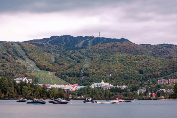Der Ferienort am See mit Bergen Stockbild