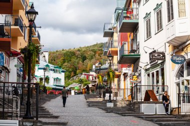 Mont-Tremblant köyündeki renkli apartman binaları