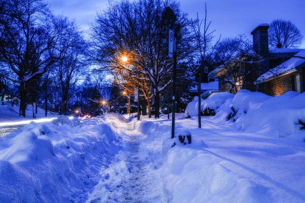 Barrio residencial en Montreal en invierno Quebec — Foto de Stock