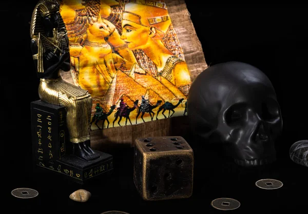 Siyahın üzerinde Mısır tarzı aksesuarlar