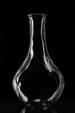 Boş likör şişesi. İçecek Ürünleri. Siyah arkaplan