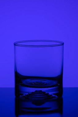 Boş likör bardağı. İçelim. Mavi arkaplan