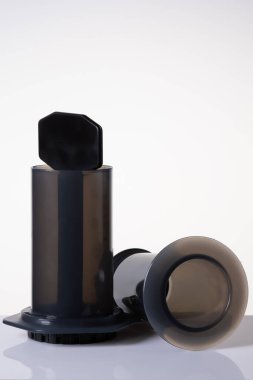 Beyaz arka planda kahve makinesi modeli var.