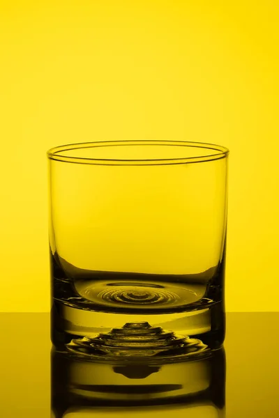 블 랭크 리 쿠어 잔. 음료 제품. 노란 배경 — 스톡 사진