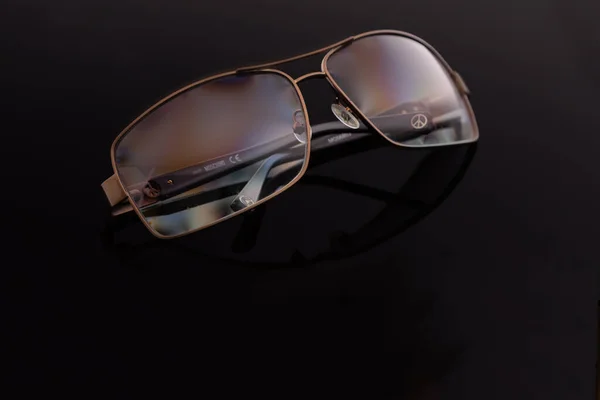 Solglasögon isolerad på svart bakgrund. — Stockfoto