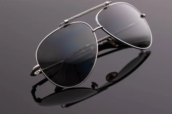 Solglasögon isolerad på svart bakgrund — Stockfoto